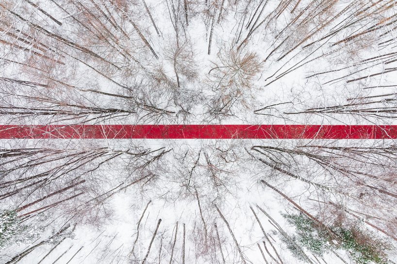 La linea rossa. Sembra una cesura, un taglio netto. PH Konstantin Antipin