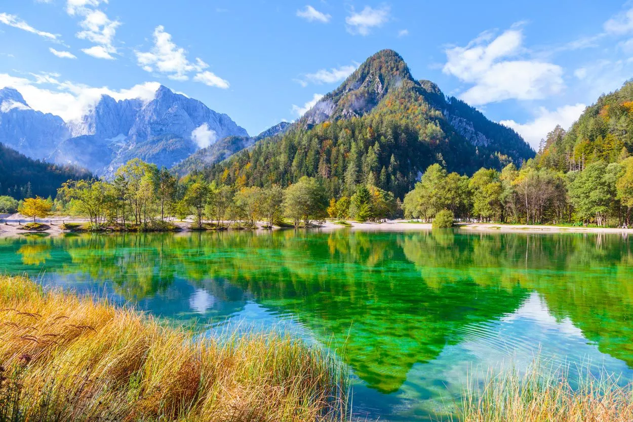 Un lago intermitentes en el medio de la naturaleza en Slovenia