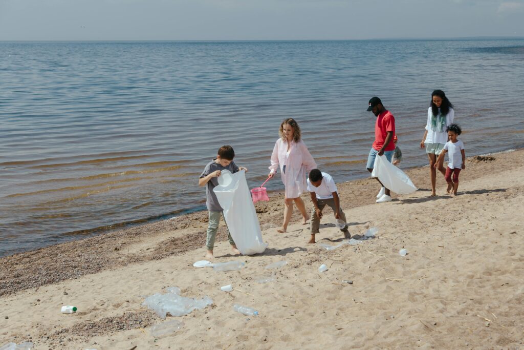 Le spiagge vengono ripulite dai rifiuti di plastica