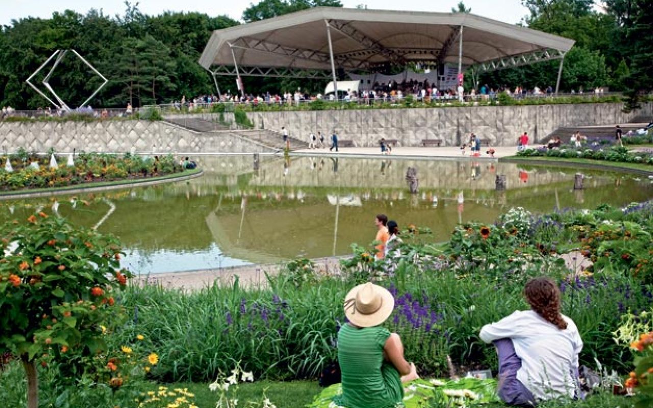 El parque Floral de París es un sitio donde se toca música y hay eventos, en medio de la naturaleza.