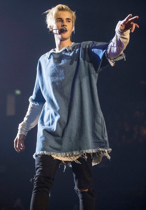 Justin Bieber often adopts this fashion in his shows. Source: Pinterest 