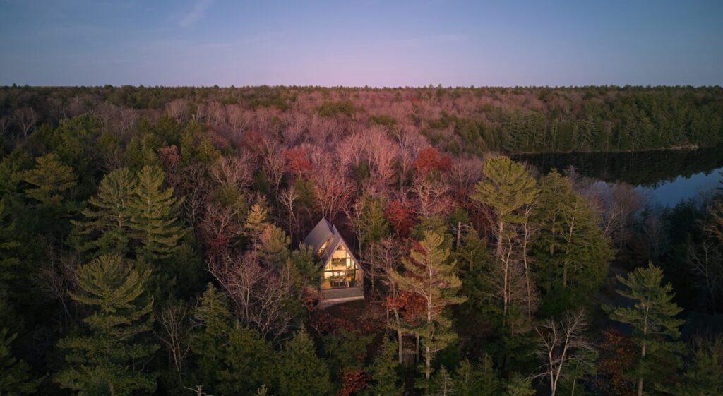 Bunkie on the Hill, esempio della tecnología A-Frame. Foto: Dubbledam