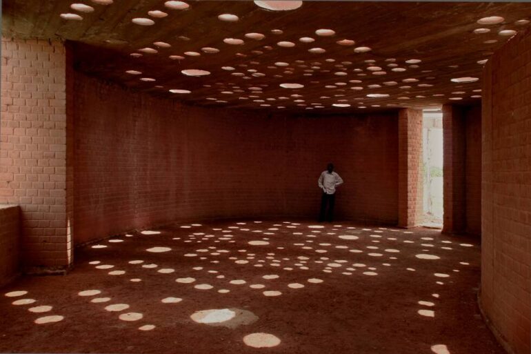 Interno della sala ricevimenti della Gando School Library. Foto di Kéré Architecture.