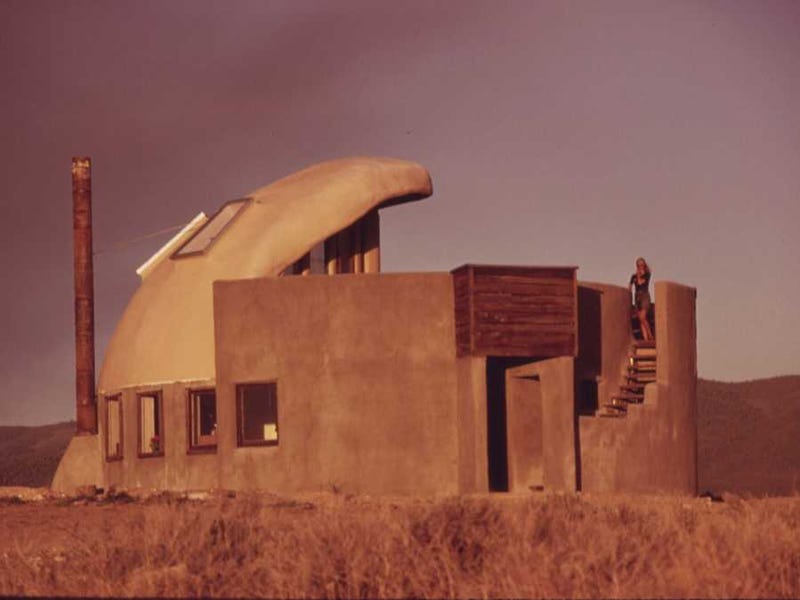 Michael Reynolds' first sustainable "Thumb House", completed in 1972. Photo: Business Insider.