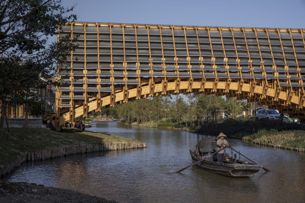 Foto del puente de madera del paseo marítimo de Gulou, en China. Diseñado por LUO Studio.