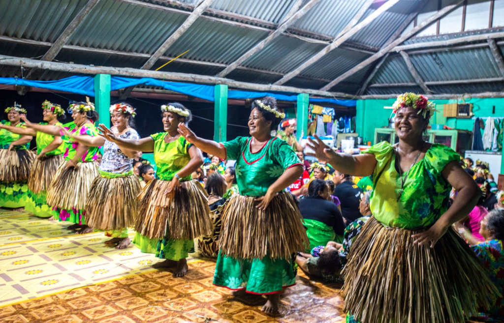 Foto de uno de los aspectos más característicos de la cultura de Tuvalu: la danza. 