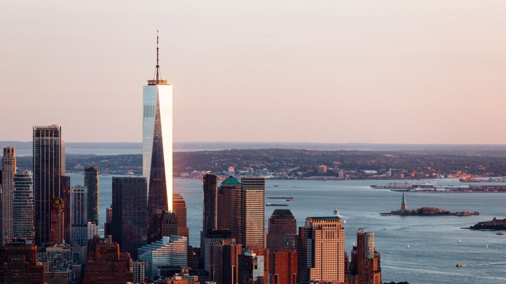 L'immagine mostra il famoso skyline del One World Observatory di New York.  