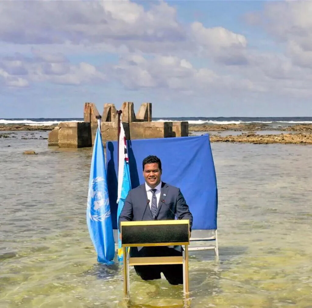 Simon Kofe, Ministro degli Esteri di Tuvalu, ha tenuto un discorso per la Conferenza sul Clima delle Nazioni Unite.