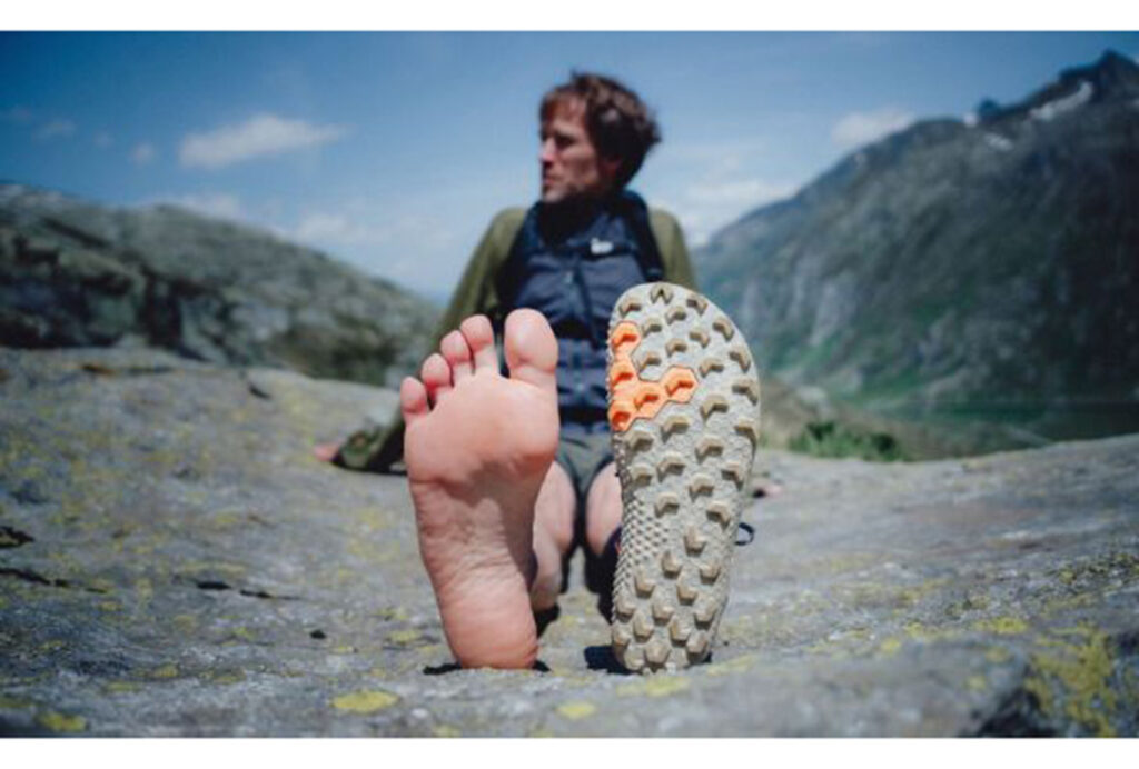 Scarpe barefoot: un passo verso una connessione più profonda con la natura e una scelta sostenibile per l'ambiente. Crediti: Vivobarefoot