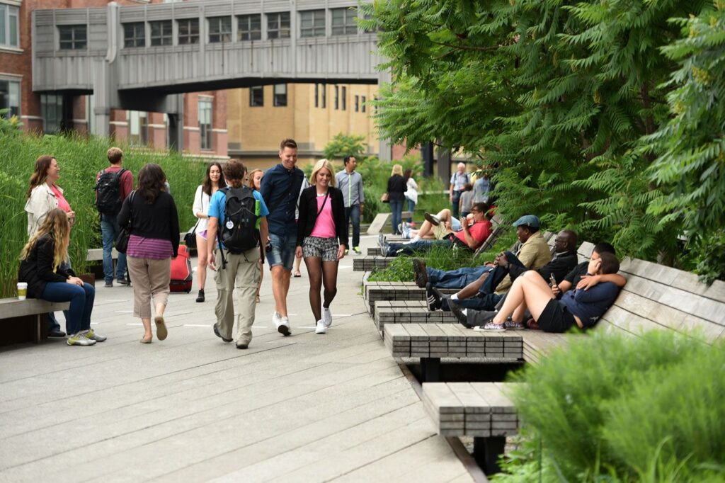 Gli abitanti di New York passeggiano lungo la High Line mentre svolgono le loro attività quotidiane. 