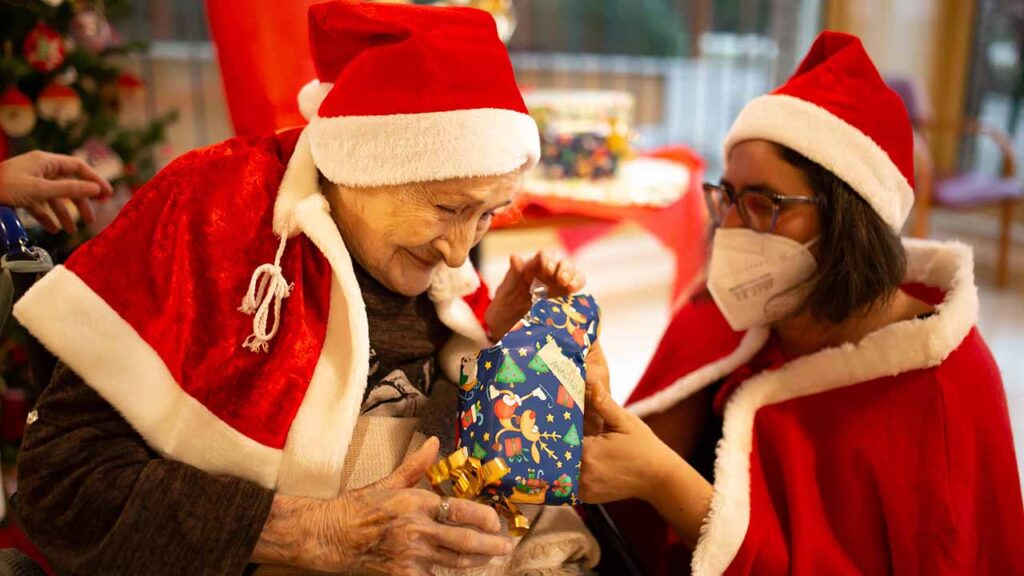 La iniciativa, I Nipoti di Babbo Natale, se encarga de alegrarle la navidad a ancianos que viven en residencias. 