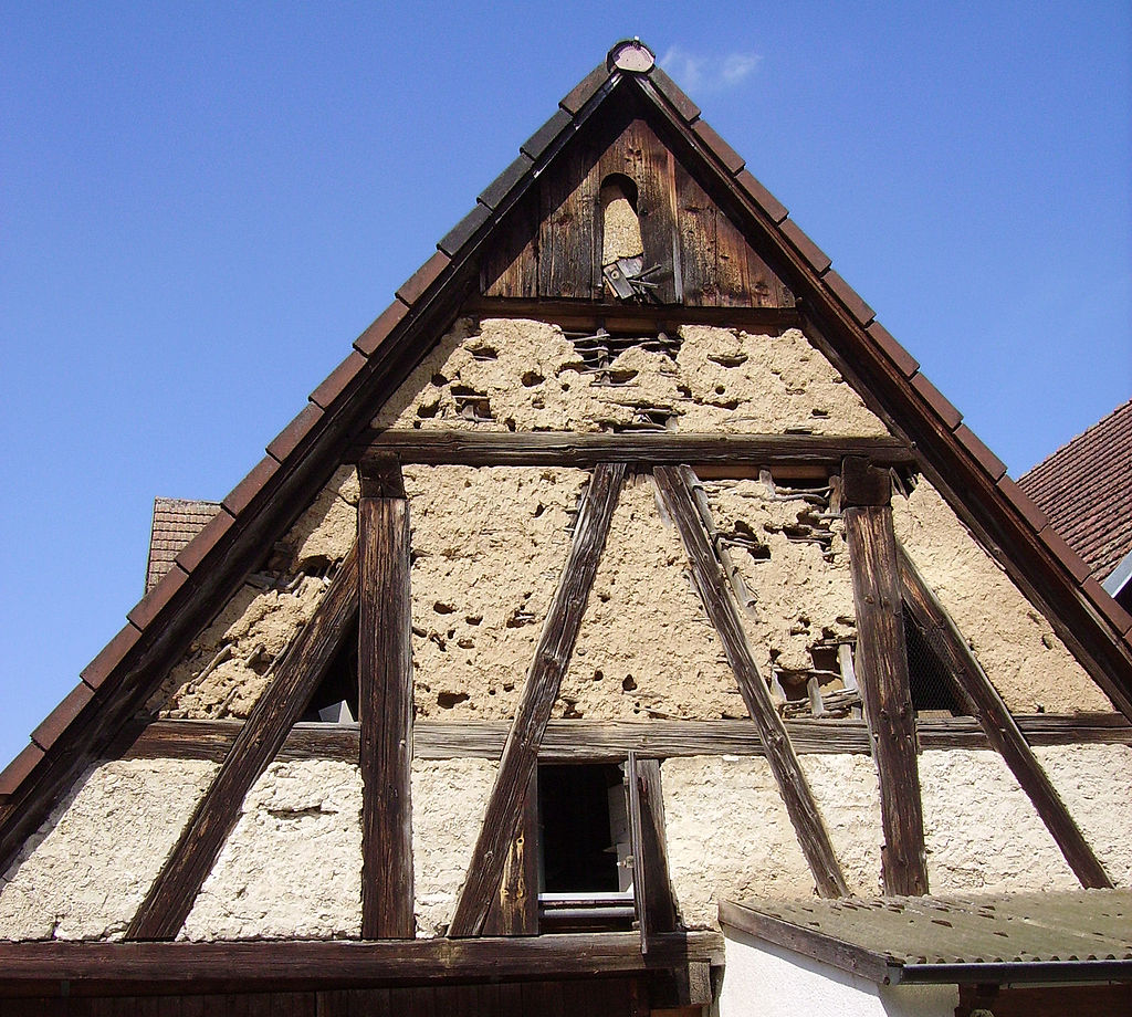 Wattle and daub (entramado de ramas y barro), una técnica de construcción de casas que empleaba las varas flexibles de árboles gestionados con coppicing para formar las paredes.