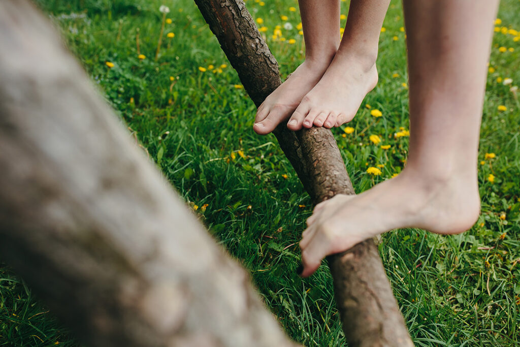 
Scarpe barefoot: progettate per una sensazione di camminata a piedi nudi, favoriscono una postura naturale e il contatto diretto con il terreno. Crediti: Texsomolika