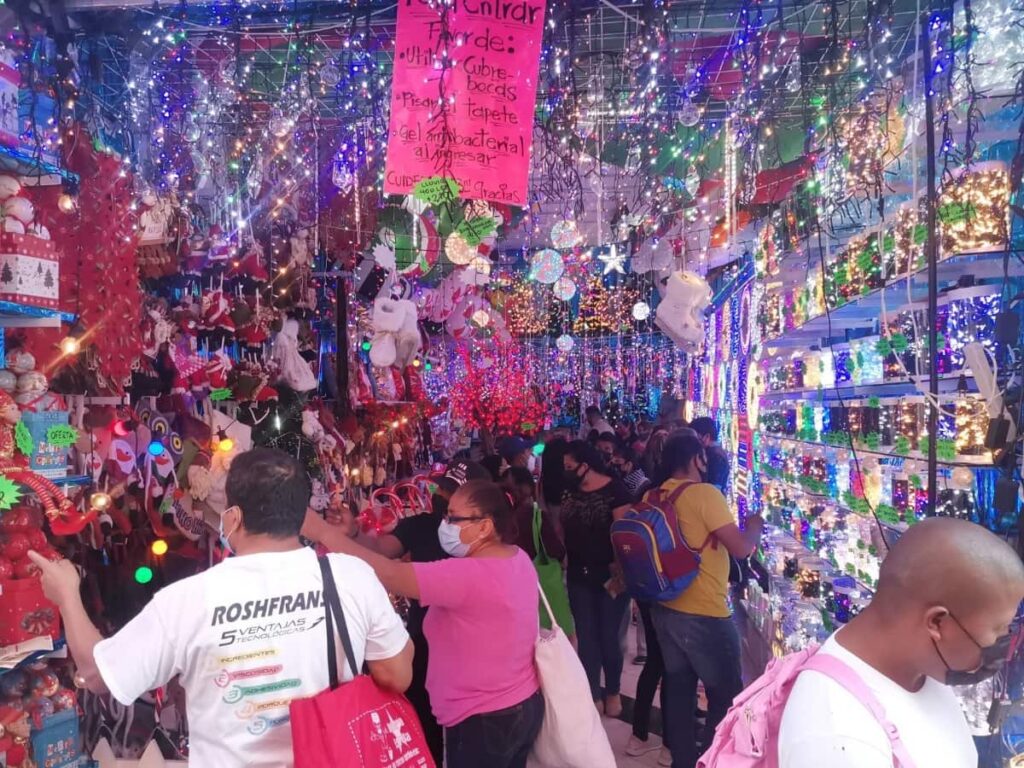 Personas comprando las decoraciones navideñas para celebrar las fiestas. 