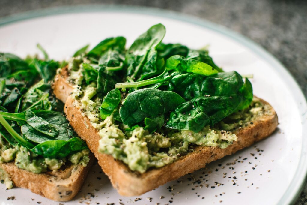 Foglie di basilico e avocado su pane, foto: Lisa F.